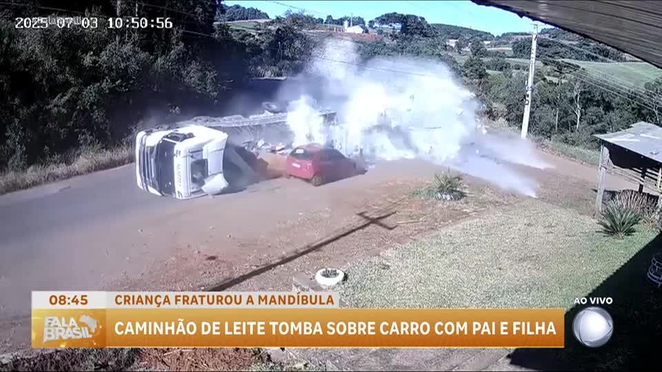 Caminhão carregado de leite tomba em rodovia no Rio Grande do Sul