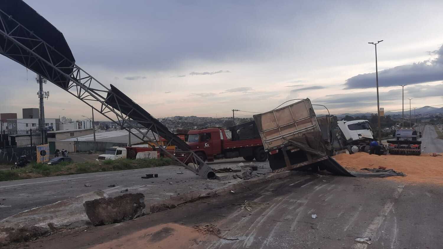 Carga da carreta ficou espalhada pelas pistas