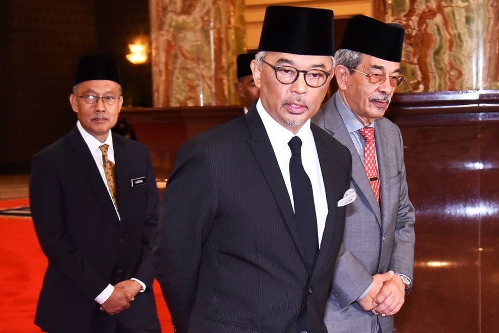 Sultão assumiu depois de renúncia inesperada de rei