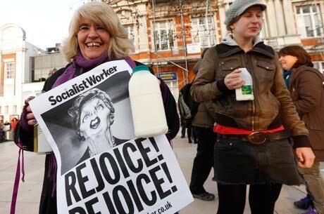 Manifestantes celebram morte de Thatcher em Londres com garrafas de leite: quando era ministra da educação, a Dama de Ferro cortou leite das escolas primárias