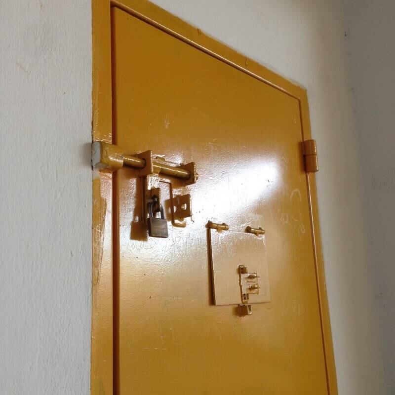 N conseguiu
o estágio na Câmara de São Paulo após a realização de uma prova. Por indicação
da assistente social da casa, a Fundação foi atrás do programa da Prefeitura de
São Paulo Bolsa Trabalho e inscreveu o jovem, como explica Helena Amaral Lotufo,
diretora do Centro Ipê.



— Temos uma equipe de referência que se reúne toda semana
para discutir cada caso e traçar um plano individual de atendimento e o que a
gente vem tentando fazer é dar mais possibilidade para que os adolescentes
sigam seu caminho.



A direção
do centro encaminhou à Justiça um relatório conclusivo e aguarda decisão do
Juiz sobre o caso de N, que pode receber um parecer de extinção de medida.



— Pelo que
eu tenho conversado com ele, ele está bem preparado [para sair da Fundação].
Está bem ansioso, convivendo com outros jovens que tem a vida deles, a casa
deles.



Segundo a
diretoria da Fundação, a mãe de N não tem condições de sustentá-lo. Esse seria
mais um motivo para encaminhá-lo para um programa como esse. Conseguindo a
liberação, o jovem deve ir para um Centro de Acolhida e depois será encaminhado
para uma república, também da Prefeitura de São Paulo