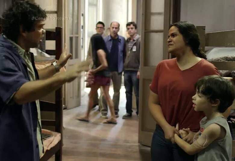 Nereide briga com um desabrigado chamado Micão que, para se vingar, esconde um cachimbo de crack entre os pertences dela e conta para Peixoto. Peixoto expulsa Nereide do abrigo e Hélio fica sozinho