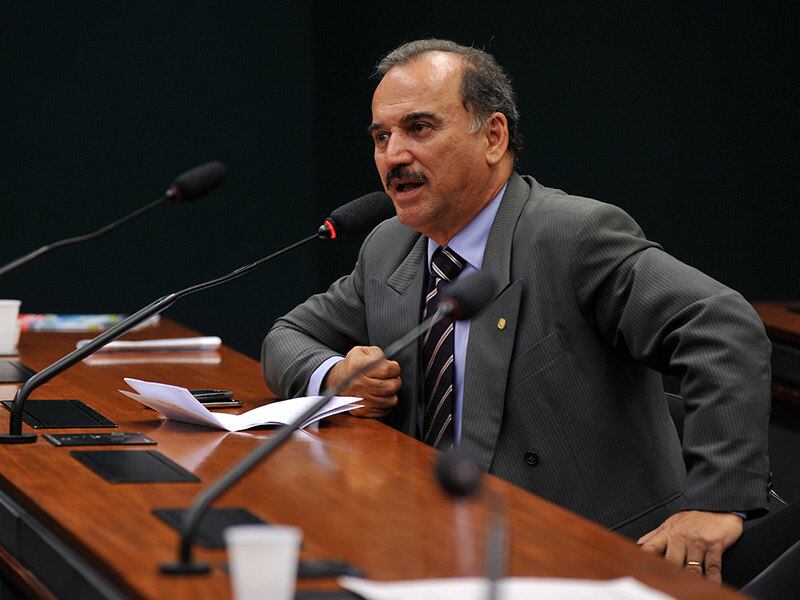 Também não se candidatam neste ano os deputados José Carlos
Vieira (PSD-SC), que aparece na foto, Abelardo Lupion (DEM-PR), Eduardo Sciarra
(PSD-PR), Dr. Adilson Soares (PR-R), Manuel Rosa Neca (PR-RJ), Dudu Luiz
Eduardo (PSDC-RJ), Eliseu Padilha (PMDB-RS), Vilson Covatti (PP-RS), Onofre
Santo Agostini (PSD-SC) e Otoniel Lima (PRB-SP)