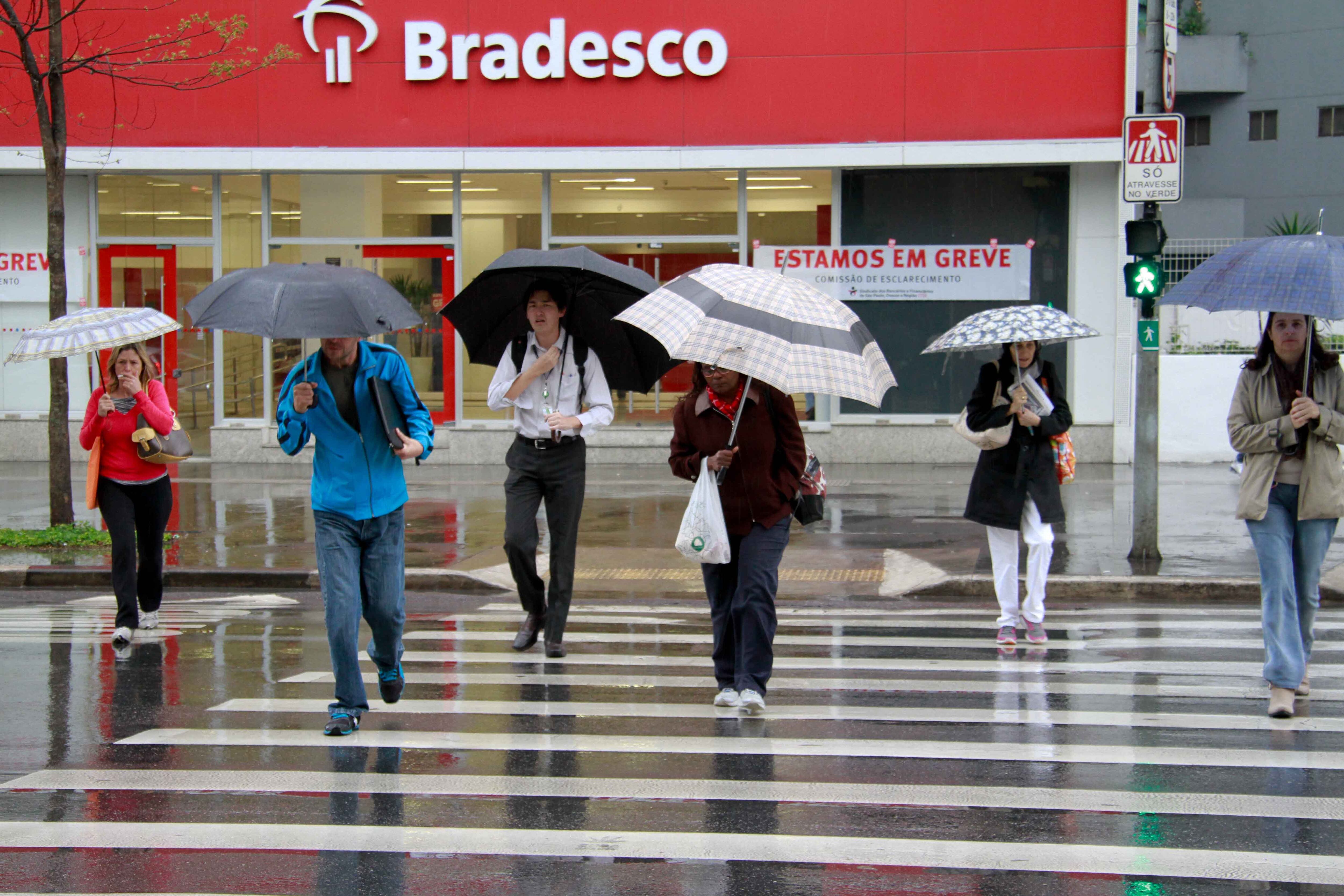 Bancários estão em greve desde o dia 19 e querem um reajuste salarial de 11,9%