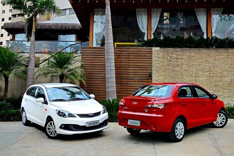 



Outro lançamento desta semana foi o novo Chery Celer,
primeiro carro chinês produzido no Brasil. O modelo chega às lojas neste mês
nas configurações hatch e sedã, com preços entre R$ 38.990 e R$ 41.990, e
aposta na lista farta de equipamentos para vingar no acirrado mercado
dos modelos compacto