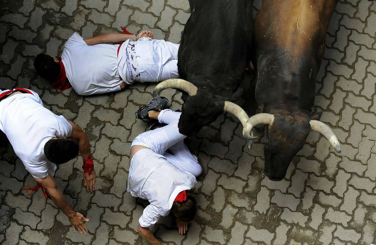 Apesar do alto risco da corrida de Pamplona, houve somente uma pessoa empalada pelo chifre dos touros nesta quarta-feira (8), ao contrário do primeiro dia, quando uma grande quantidade de participantes ficou ferida