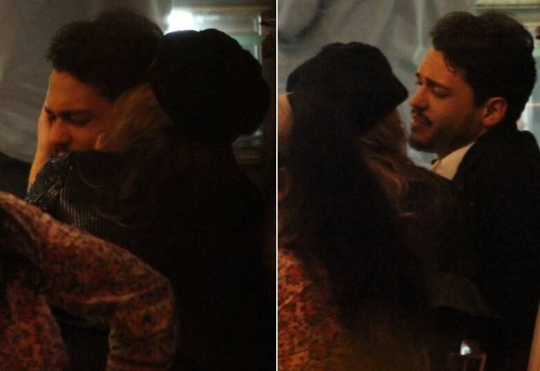 Os namorados Rafael Viana e Talitha Morete trocaram beijinhos e carinho em um restaurante carioca nesta sexta-feira (25)