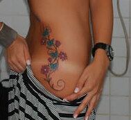 A ideia desta celebridade era criar um ramo de flores para suas borboletas pousarem, e o desenho ficou bastante sexy e ousado. Sabe quem é a dona desta tatuagem? Descubra na próxima foto!