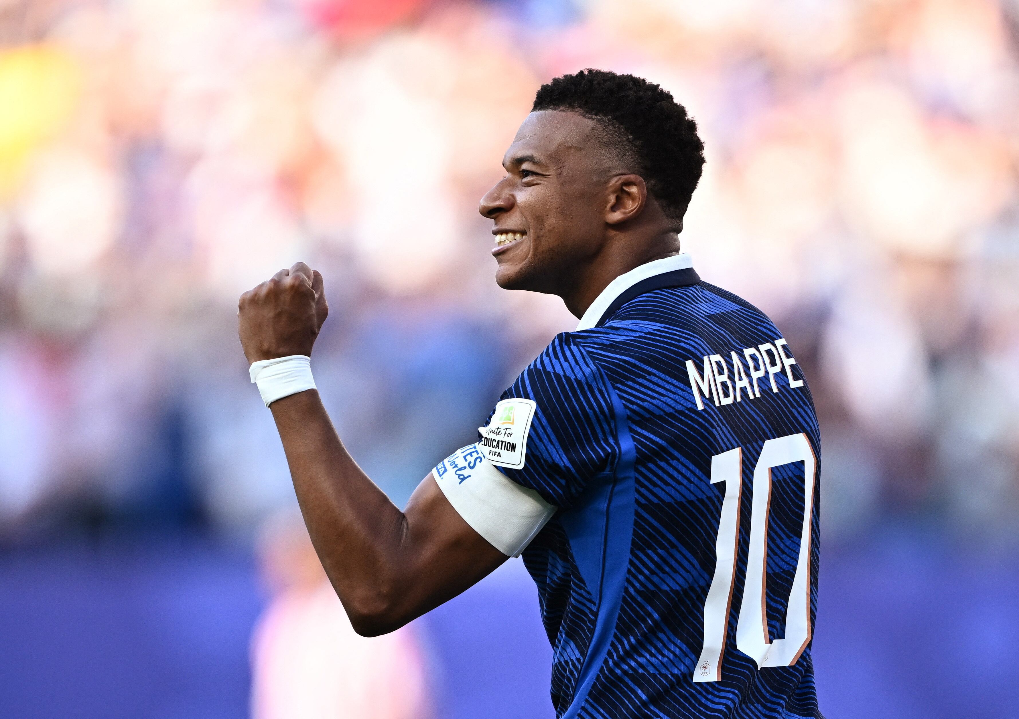 Kylian Mbappé comemora gol contra o Paraguai de pênalti