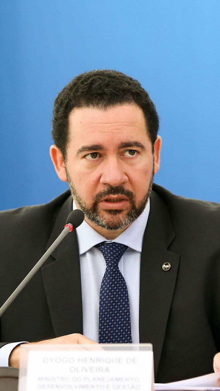 Ministro reafirmou que prevê retomada de 1.120 obras