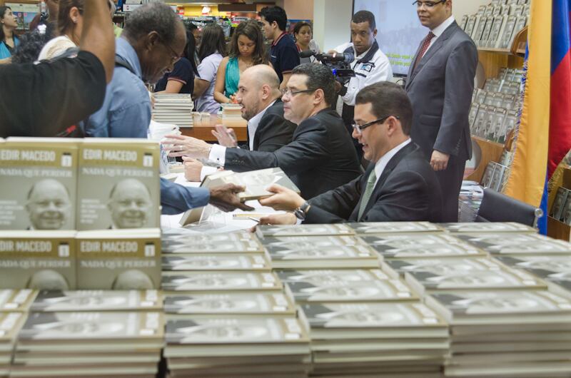 O bispo Alfredo Paulo comemorou o recorde de público e vendas de "Nada a Perder". "Nossa meta era vender 15 mil exemplares e vendemos mais de 21 mil! Muitas pessoas estão interessadas na obra. Este livro transmite a fé, a convicção e o espírito que ele (bispo Edir Macedo) tem", contou