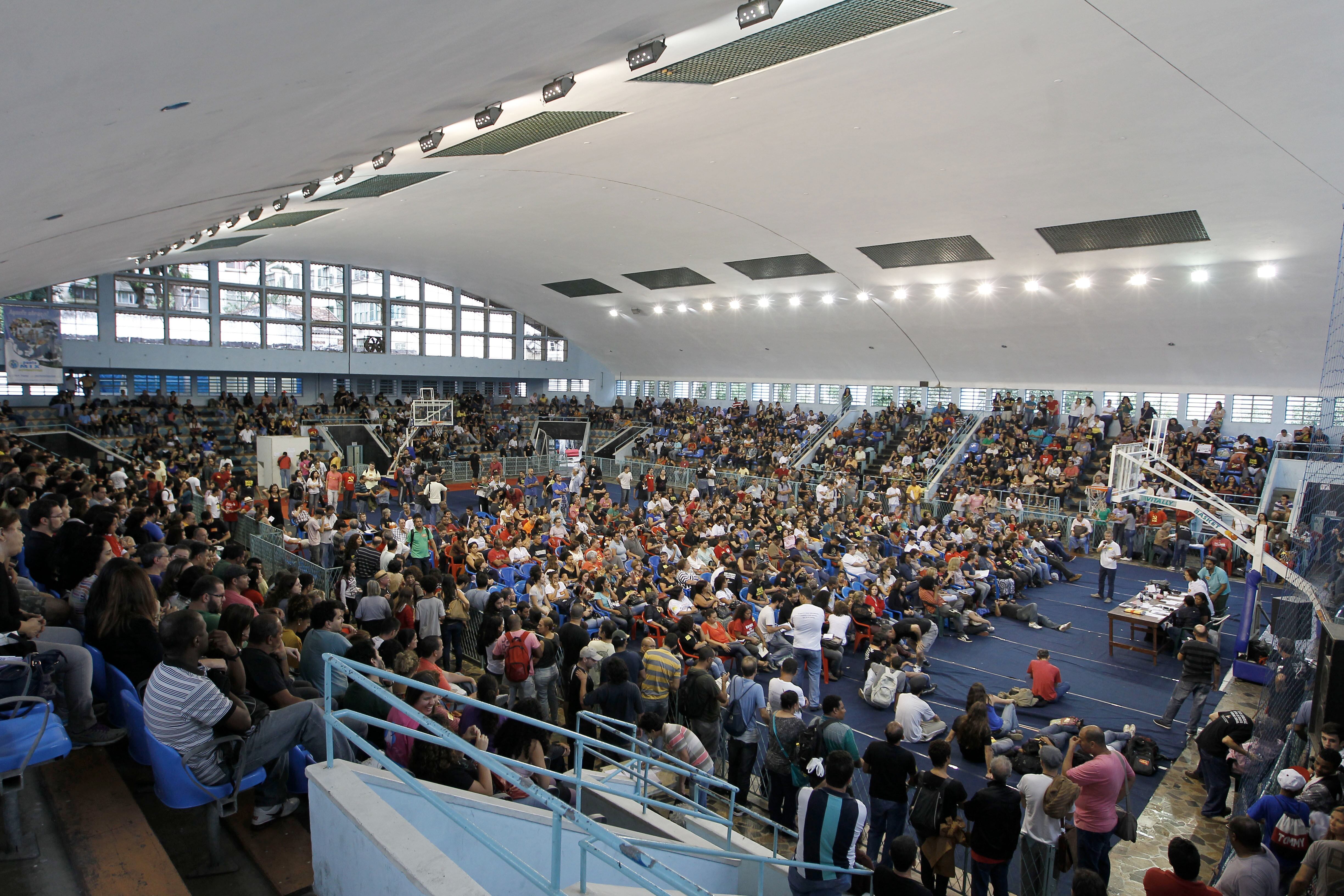 Professores em greve participaram de assembleia nesta quarta
