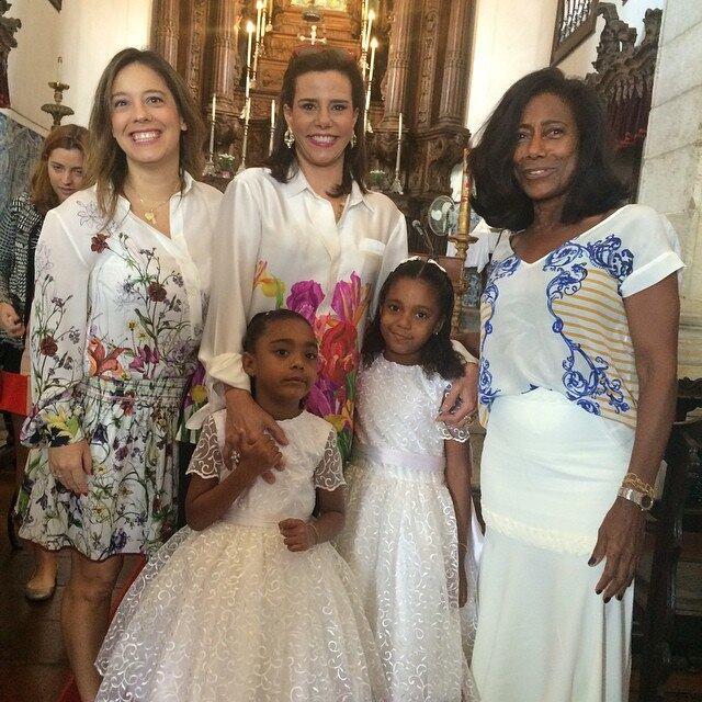 Glória Maria batiza as filhas e recebe amigos