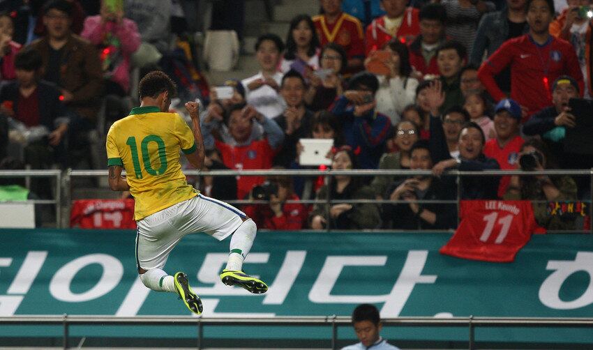 A resposta do camisa 10 veio na bola e ele balançou a rede com um lindo gol de falta contra a Coreia do Sul