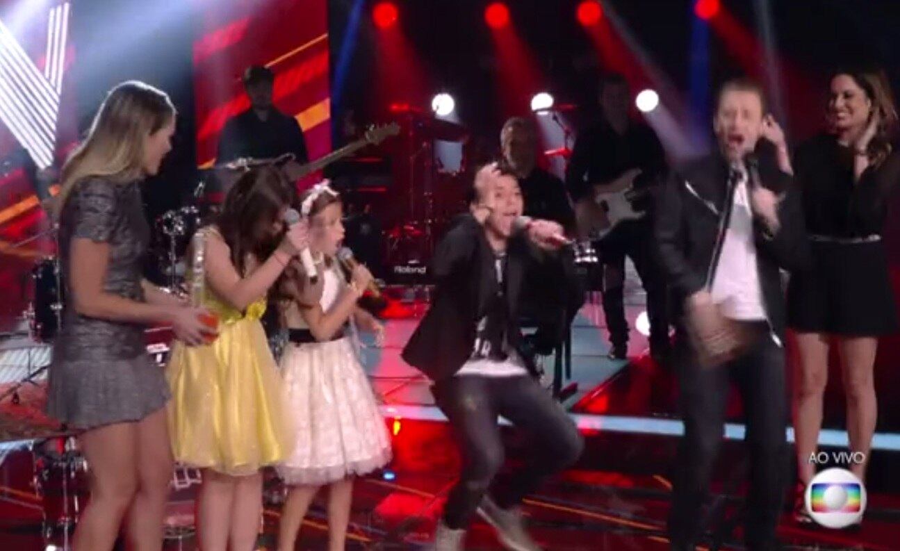 A vitória de Wagner Barreto, do time de Victor & Léo, causou revolta nos fãs do The Voice Kids. Após o anúncio do resultado neste domingo (27), os internautas tomaram conta do Twitter e se mostraram indignados com a derrota de Rafa Gomes, do time de Carlinhos Brown, a favorita do público na internet. Criativos, os fãs do reality show pediram até impeachment e acusaram a Rede Globo de golpe; confira os tuítes

Acesse o R7 Play e assista à programação da Record quando quiser