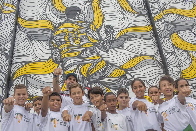 “O Neymar gostou tanto de um desenho que dei de presente em Barcelona, que pediu para que eu reproduzisse algo inspirador também no Instituto”, disse Big. “É muito gratificante trabalhar com a imagem de alguém tão idolatrado e querido pelo povo brasileiro e ainda contribuir com a comunidade.”
