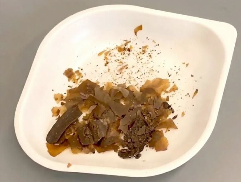 Resíduos de fezes em um recipiente