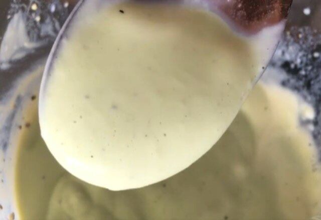 Para quem está de dieta, a maionese sem óleo é perfeita! 

Ingredientes
4 ovos cozidos duros
100 ml de leite
Pimenta do Reino
Sal
Ervas Frescas

Preparo
Bata o leite e os ovos do liquidificador até ficar cremoso, depois é só temperar

Acompanhe mais receitas no Hoje em Dia, de segunda a sexta, a partir das 10h00, na Record TV



