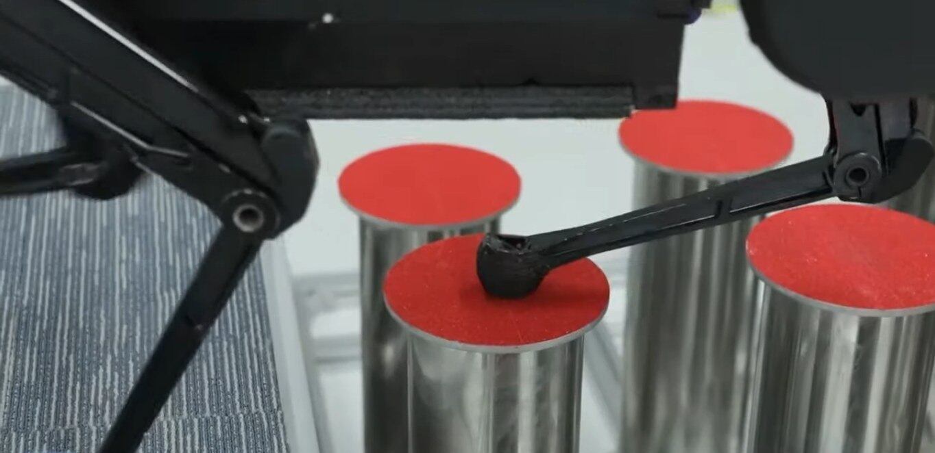 Jamoca estima
em tempo real a posição dos cilindros e calcula os passos que devem ser
executados, com um erro de posicionamento de menos de 0,8 cm