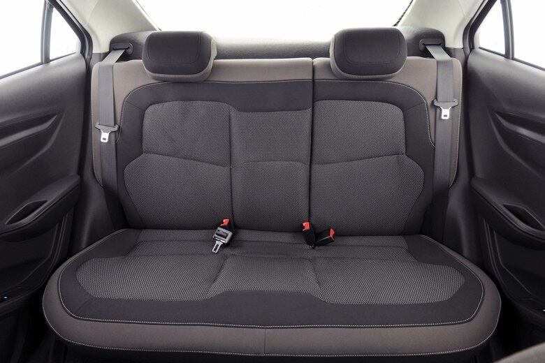 Espaço no banco traseiro é ótimo para as pernas, mas as cabeças dos mais altos podem ficar próximas do teto. Banco é confortável, tem espuma de densidade acertada, mas espaço não comporta três adultos com conforto

Confira o teste completo do Chevrolet Prisma LTZ

VEJA TAMBÉM

> Jaguar e Land Rover levam suas máquinas para correr em Interlagos

> Utilitário chinês Lifan X60 chega "completão" ao Brasil por R$ 52.777

> Teste: Rápido e divertido, Citroën DS3 sofre mesmo é com a concorrência

> Os carros mais vendidos do Brasil de todos os tempos

Quer saber tudo sobre carros? Acesse R7.com/carros