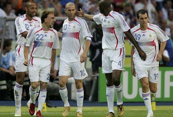 2006 - França x Itália - França campeã
Zidane vive uma despedida de gala na Alemanha. Seu último jogo como atleta tem de tudo: gol de cavadinha em pênalti no tempo normal, expulsão de Materazzi, após o zagueiro italiano perder a cabeça, e mais um gol do capitão francês diante de Buffon, desta vez na disputa das penalidades máximas. É o primeiro e único título do craque, que oito anos antes viu o Brasil ganhar em sua casa