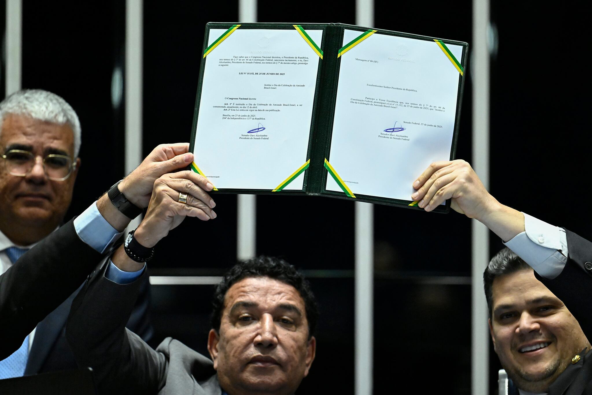 Davi Alcolumbre promulgou lei ao lado do senador Magno Malta