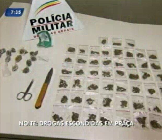 Ao todo foram apreendidos 65 porções de drogas