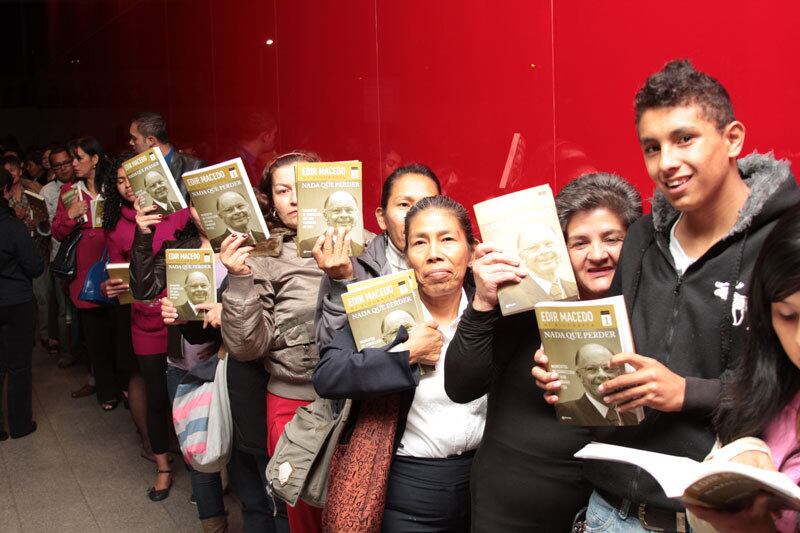 Colombianos vieram de partes afastadas de Bogotá e do interior do país para prestigiar o lançamento da biografia de Edir Macedo