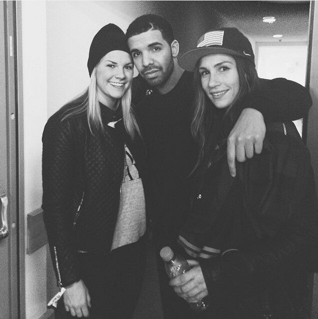 A gata também gosta de tietar alguns famosos e postar as fotos no Instagram, como fez com o rapper americano Drake
