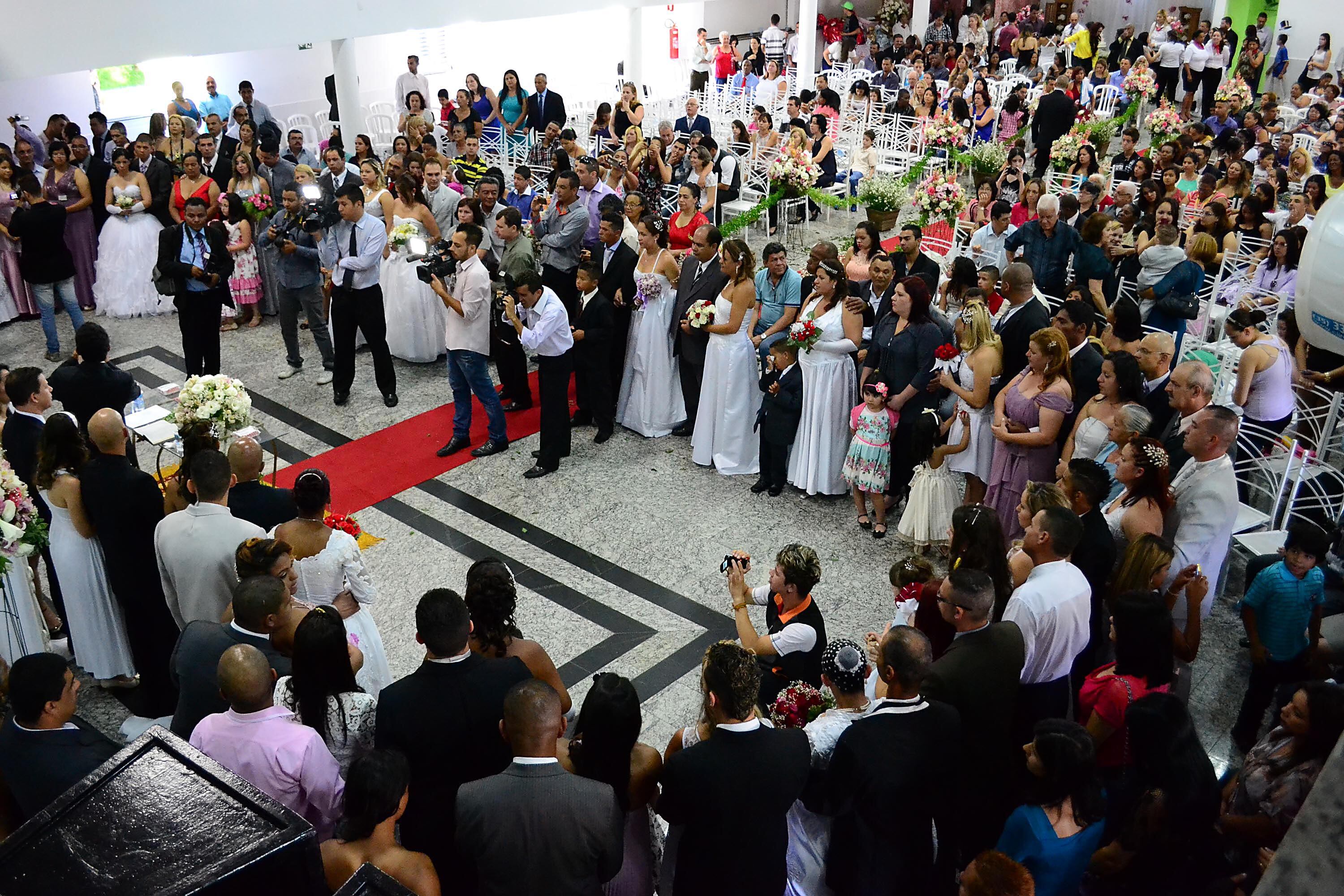 Casamento comunitário propiciou a união de 68 casais na manhã deste domingo em Ferraz de Vasconcelos