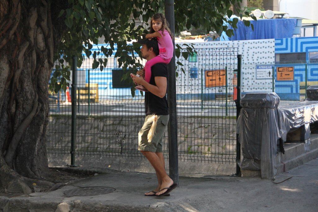 Cauã Reymond passeia com a filha no Rio de Janeiro