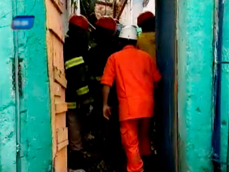 Muro de um casarão desabou e atingiu três residências