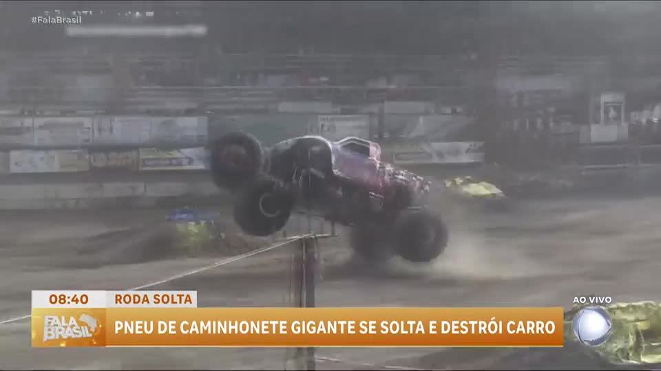 Pneu gigante de Monster Truck se solta durante apresentação e destrói carros nos EUA