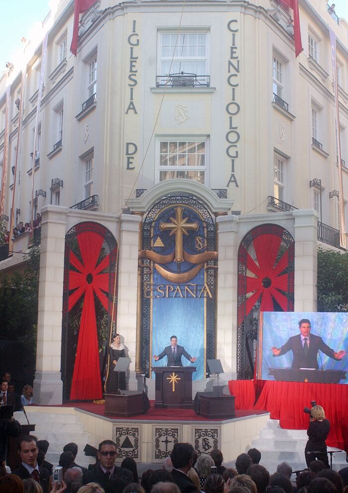 "A igreja é uma organização perigosa, cujas crenças autorizam crimes
contra a humanidade e violação dos direitos mais fundamentais", escreveu
a jovem que vê na Cientologia "uma experiência de lavagem cerebral": "a
Cientologia é um sistema que torna quase impossível pensar por si
mesmo"