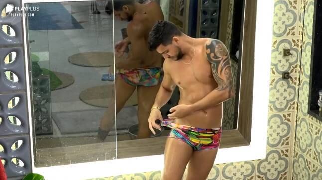 Caíque mostrou leveza ao usar uma sunga colorida na hora do banho