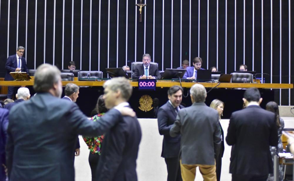 A Câmara dos Deputados aprovou nesta sexta-feira (15), em primeiro e em segundo turno, a proposta de emenda à Constituição (PEC) da reforma tributária. Depois do fim da votação dos destaques, a matéria segue para a promulgação, que será feita pelo presidente do Congresso, o senador Rodrigo Pacheco (PSD-MG), e está prevista para ocorrer ainda neste ano