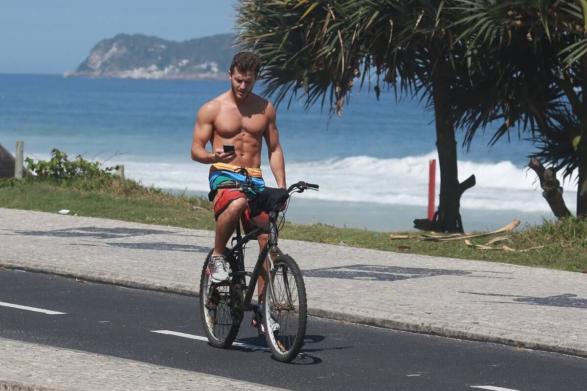 Klebber Toledo mostrou seu tanquinho na orla da Barra da Tijuca nesta segunda-feira (7)