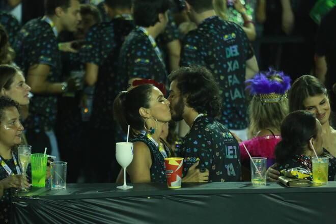 Quem também deu o que falar foi Fátima Bernardes, que curtiu e muito a folia ao lado do namorado, Túlio Gadêlha. O último evento carnavalesco do casal foi no Desfile das Campeãs do Rio, com direito a troca de beijos em um camarote na Sapucaí