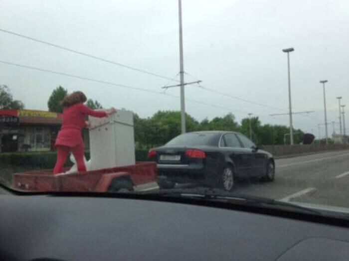 O dono desse carro é malandro! Mandou a sogra ir na caçamba segurando a geladeira! Imagina as curvas que esse cara não deve ter feito!