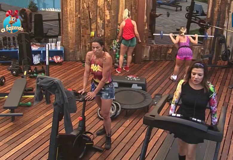 Parece que a tática da mulherada para manter o corpo nos trinques é simples: academia. Elas sempre mostram disposição no espaço fitness e queimam aquela gordurinha indesejada

+ Super Rouge: sete momentos que mostram que Li Martins foi tomada pelo ritmo Ragatanga
+ Mulher Maravilha! Dez vezes em que Mara mitou em A Fazenda
+ Entre tapas e beijos, Ana Paula Minerato e Thiago provam que nasceram um para o outro

