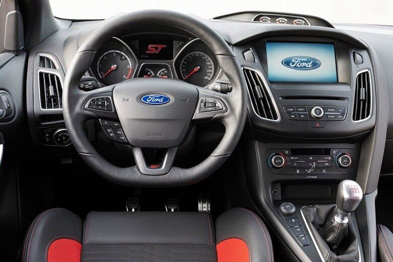 A cabine recebeu uma reforma modesta, que inclui um novo
console central e a segunda geração do sistema de navegação Sync, com uma tela
tátil multifuncional de oito polegadas