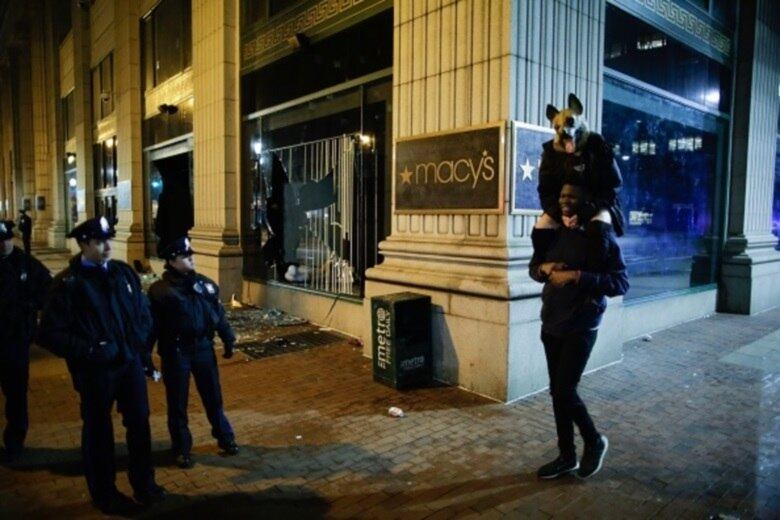 PHILADELPHIA, PA - 5 DE FEVEREIRO: policiais de Filadélfia tentam manter os fãs afastados das janelas da loja do macy quebradas ao celebrar a vitória do Philadelphia Eagles no jogo do Super Bowl LII contra os New England Patriots em 5 de fevereiro de 2018 na Filadélfia, Pensilvânia ... (Foto por Eduardo Munoz Álvarez / Getty Images)