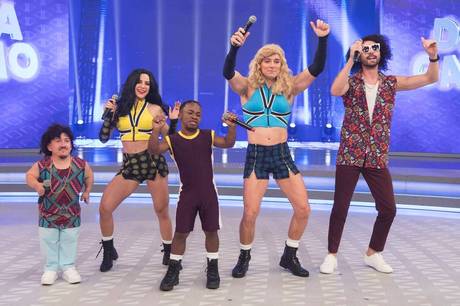 Com uma formação inusitada, Rodrigo Faro relembra grandes clássicos, como Melô do Tchan e A Nova Loira do Tchan