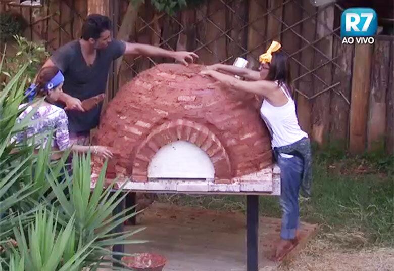 Mara
fica quieta por algum tempo e desta vez, JP quem a provoca.



—
Acabou o repertório do stand up, Mara?


—
Homem gosta de bater boca. É pior do que mulher, viu?!

 


+ “Eu quero ver a Mara embaixo do edredom com o Marcelo”, dispara Ticiane
+ "Eu vou ganhar A Fazenda", crava Mara Maravilha
+ Ops! Ticiane Pinheiro visita A Fazenda e quebra cerca da casa 
