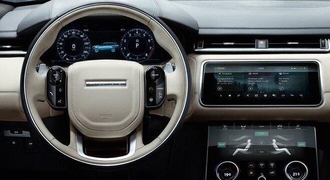 Cabine do Velar tem volante com botões touch e duas enormes telas multimídia no console