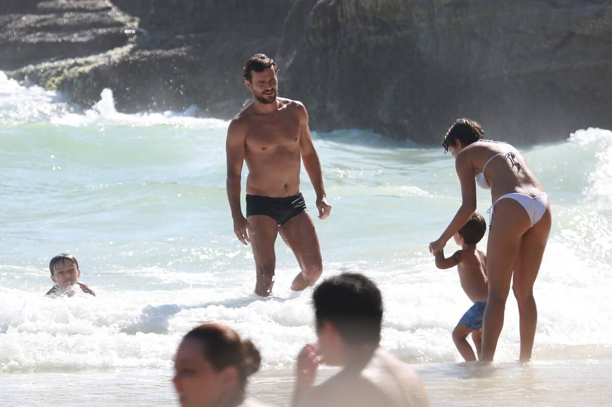 Sophie Charlotte e Daniel de Oliveira se divertem em praia com a família