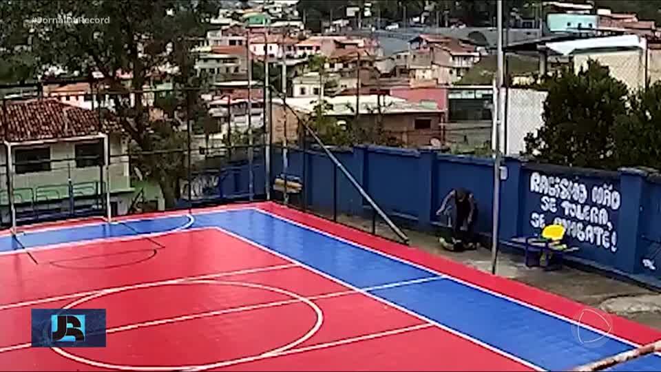 Professora é afastada após ser flagrada agredindo um aluno autista em MG