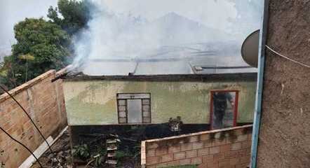Incêndio atingiu cinco cômodos da casa.
