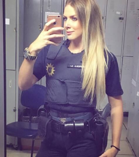 Com mais de 52 mil seguidores no Instagram, a autoridade é elogiada toda vez que posta uma foto