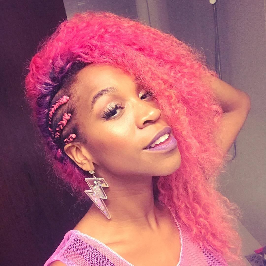 Estilosa, Karol Conka adotou o rosa e ostenta o cabelo por aí 